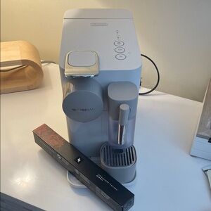 💥raffle prize todays Show💥Nespresso Delonghi Machine in off white & box of Pods